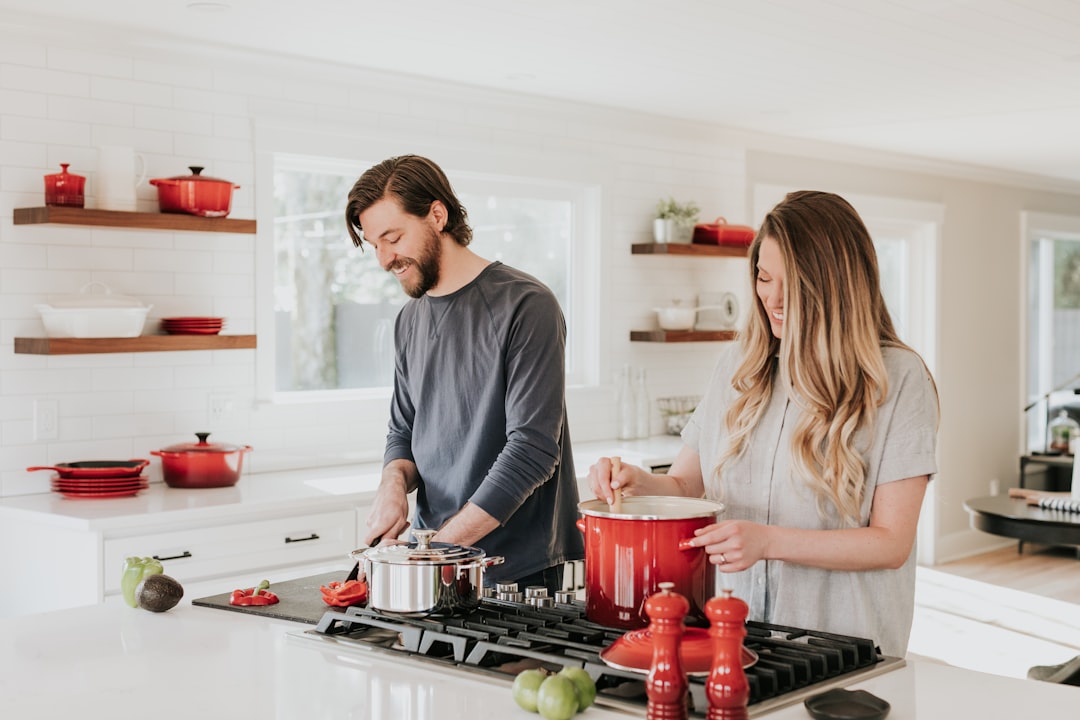 Paar gestaltet gemeinsam Karten und plant ein Date zuhause